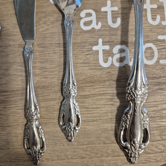 Oneida Raphael Distinction Deluxe Silverware - Picture 2 of 9